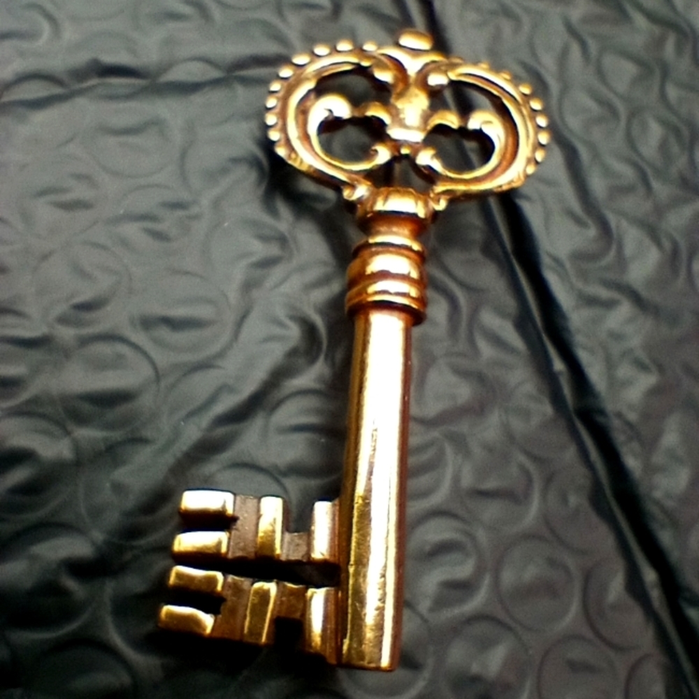 Zentell Key Brooche